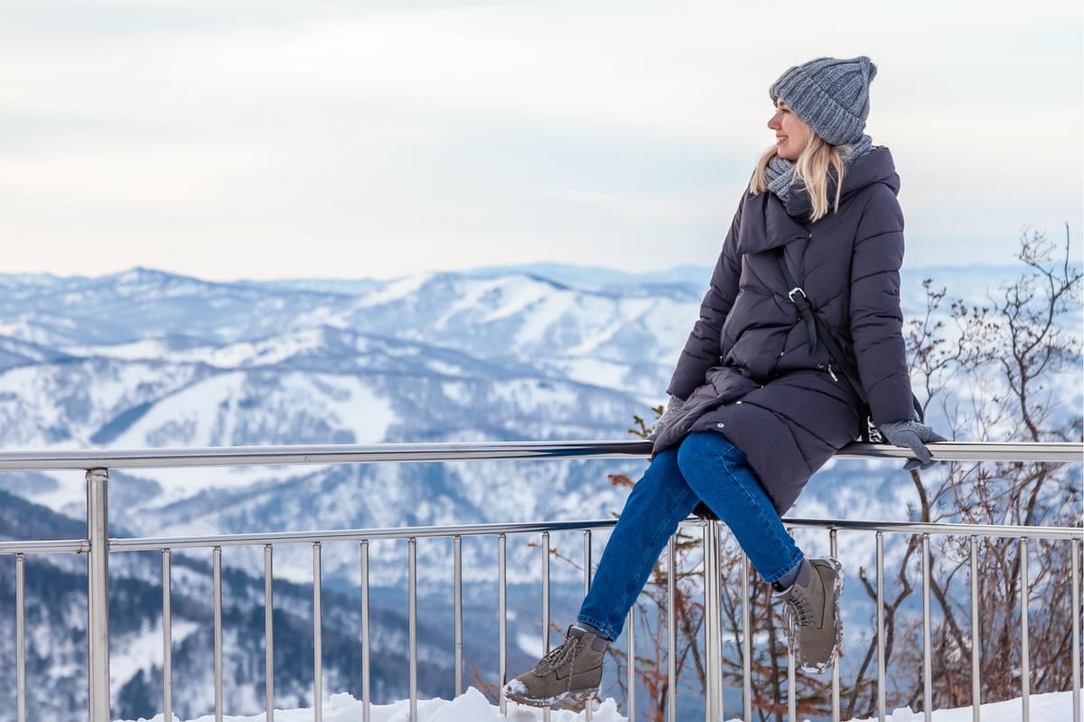 Девушка на горнолыжном курорте «Манжерок» на Алтае