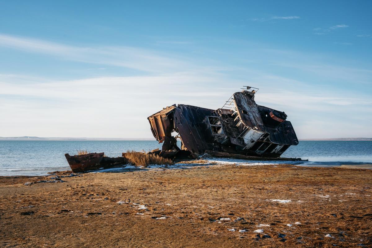 Корабль на берегу Аральского моря