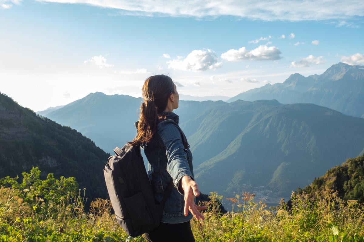 Турист в горах Сочи