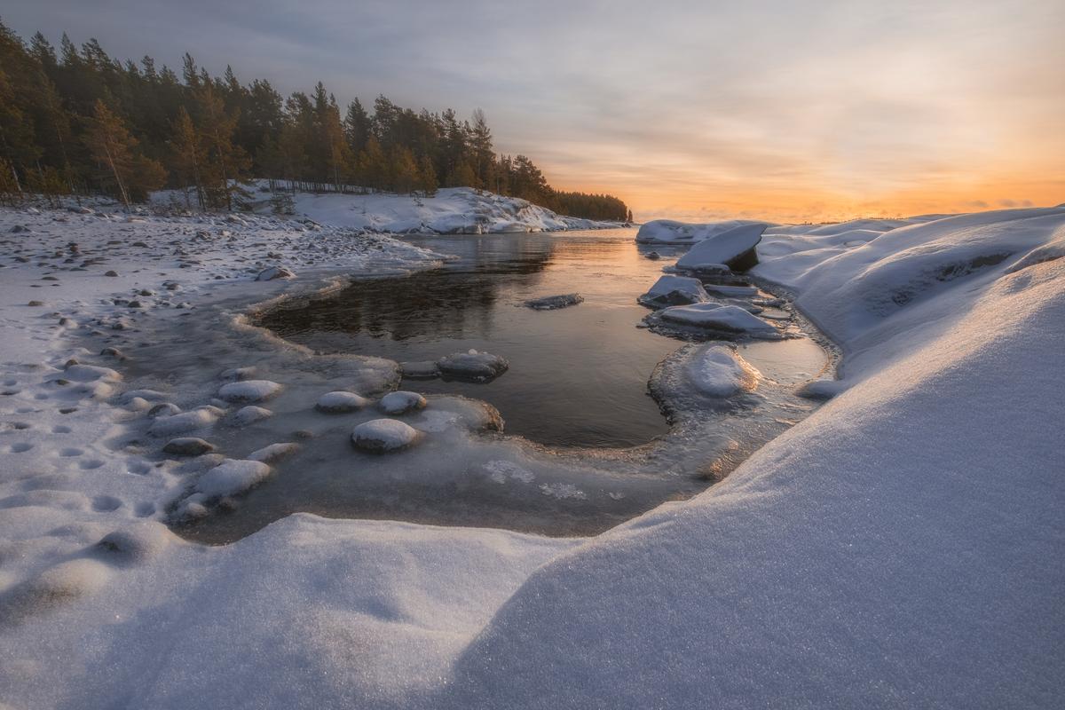 Замерзшая маленькая бухта на Ладожском озере
