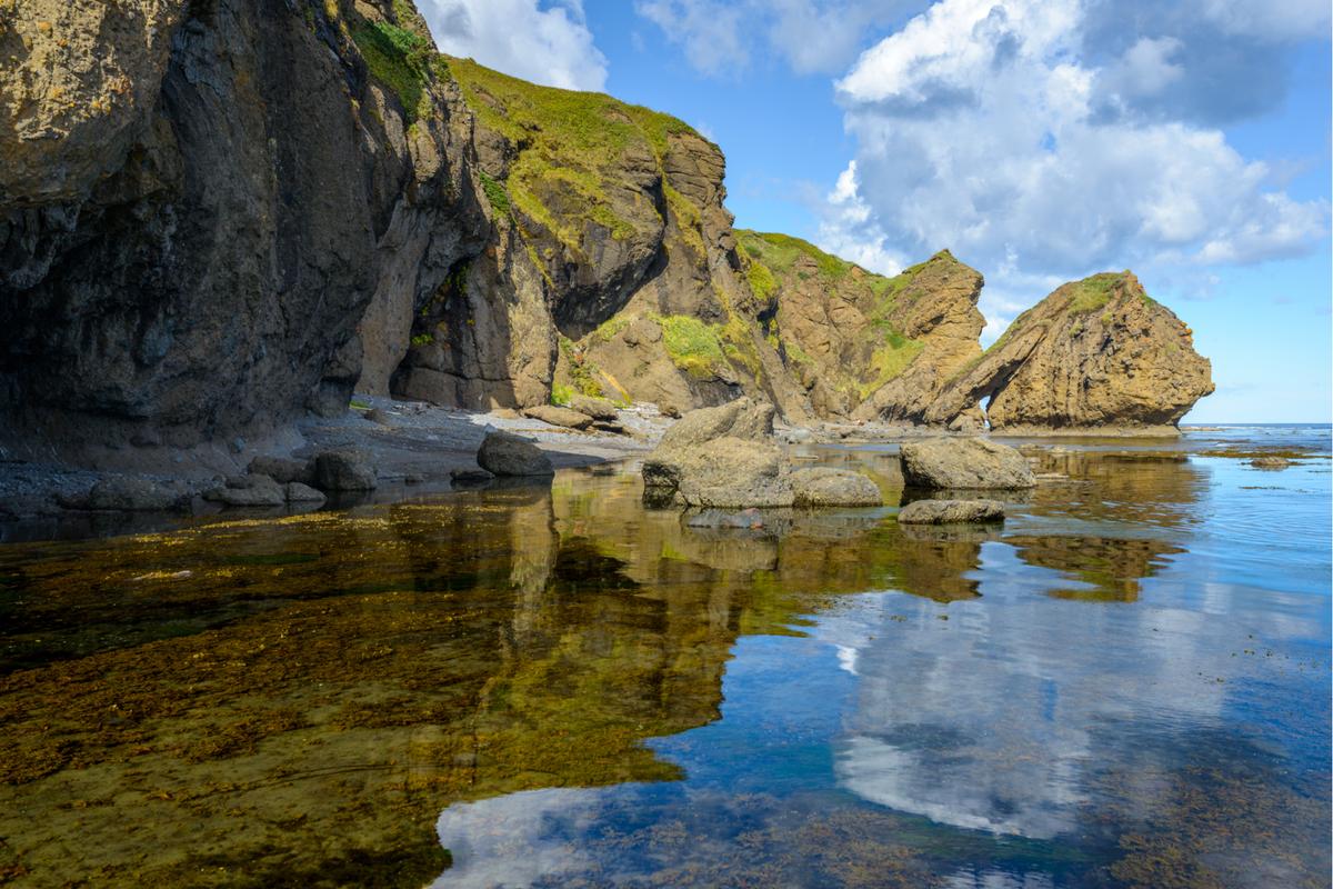 Каменные образования в бухте Тихой