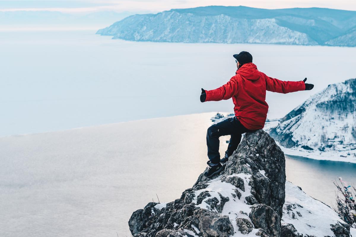 Турист на камне Черского