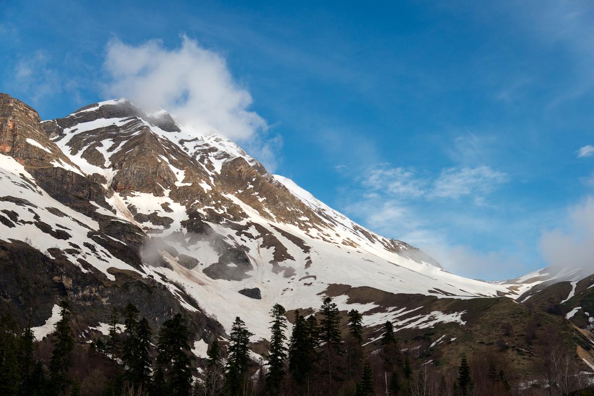 Пейзаж заснеженной вершины горы Фишт