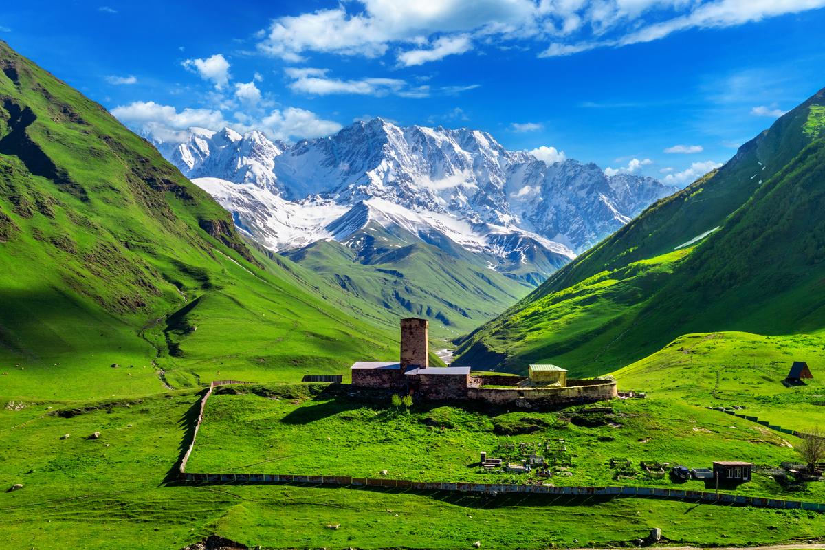 Село Ушгули у подножия горы Шхара