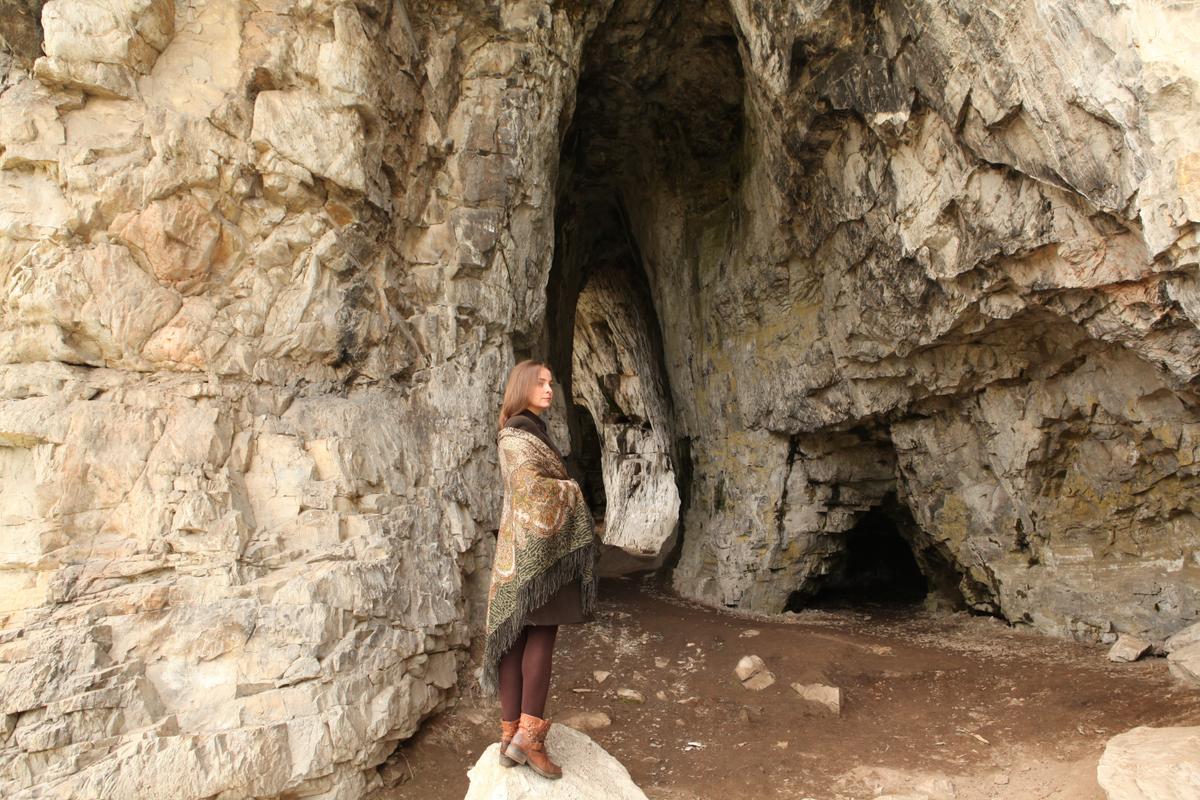 Девушка в Тавдинских пещерах