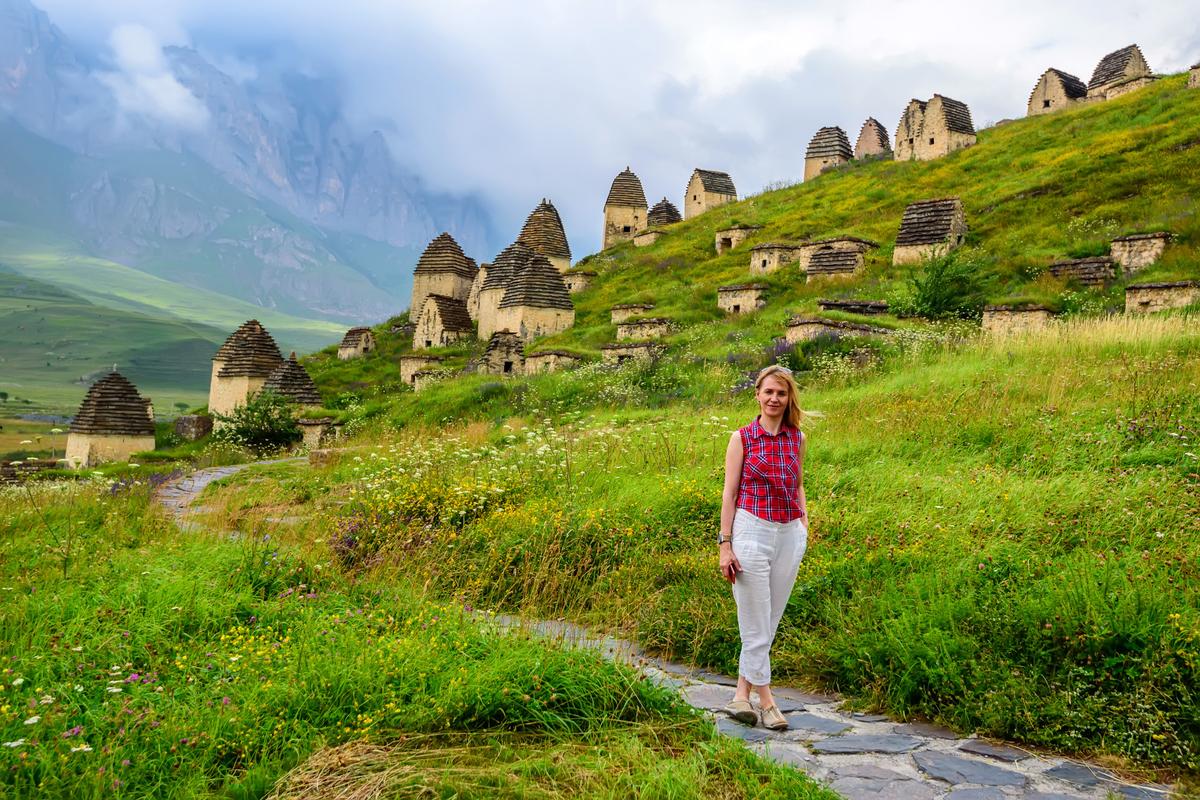 Туристка в селе Даргавс, Северная Осетия