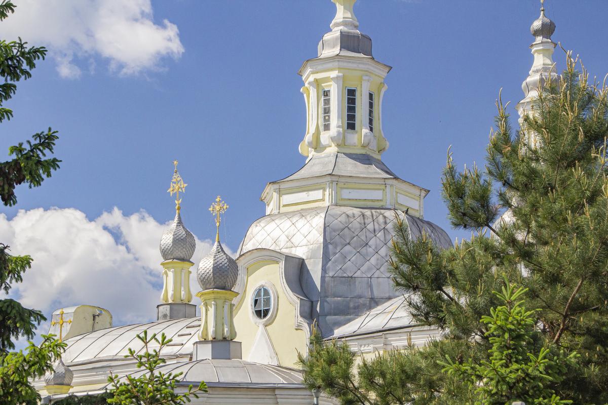 Купола и колокольни православной церкви в Минусинске
