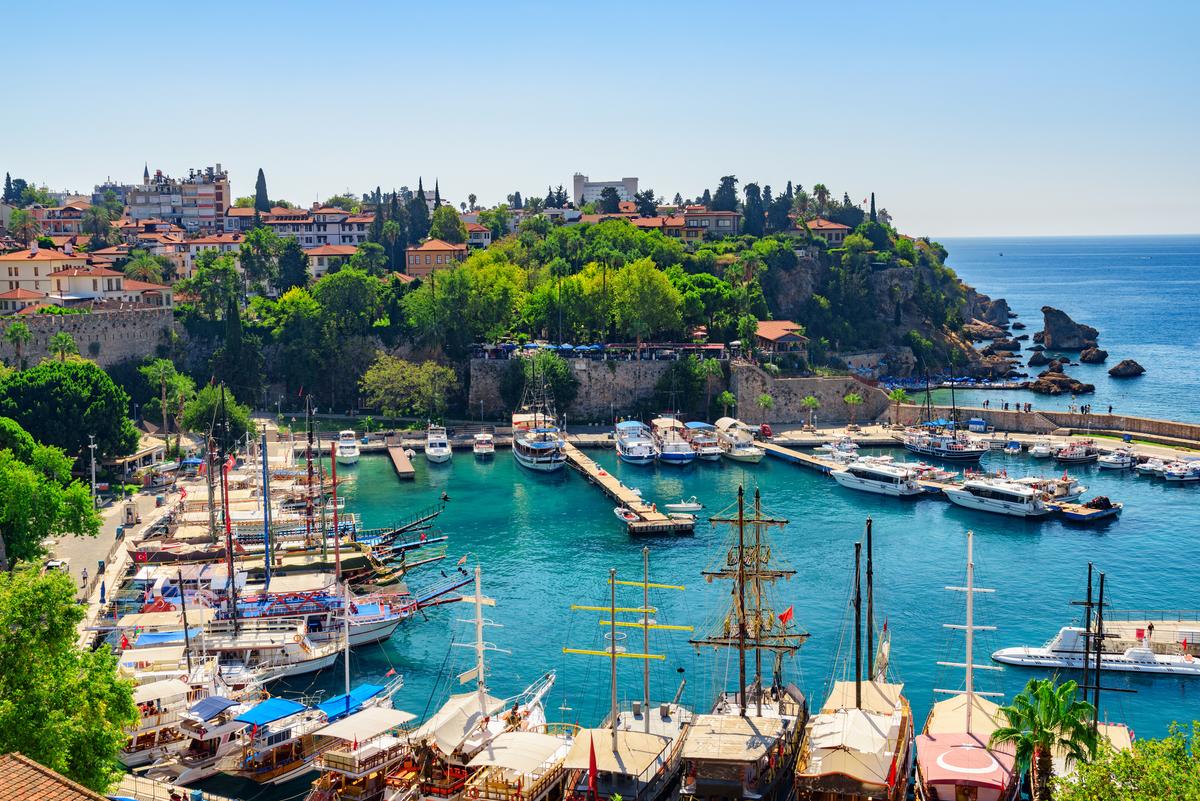 Вид на пристань для яхт в Анталии