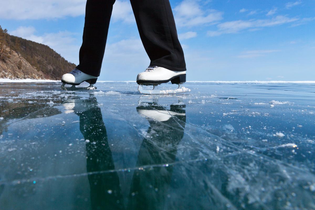 Катание на коньках по льду Байкала
