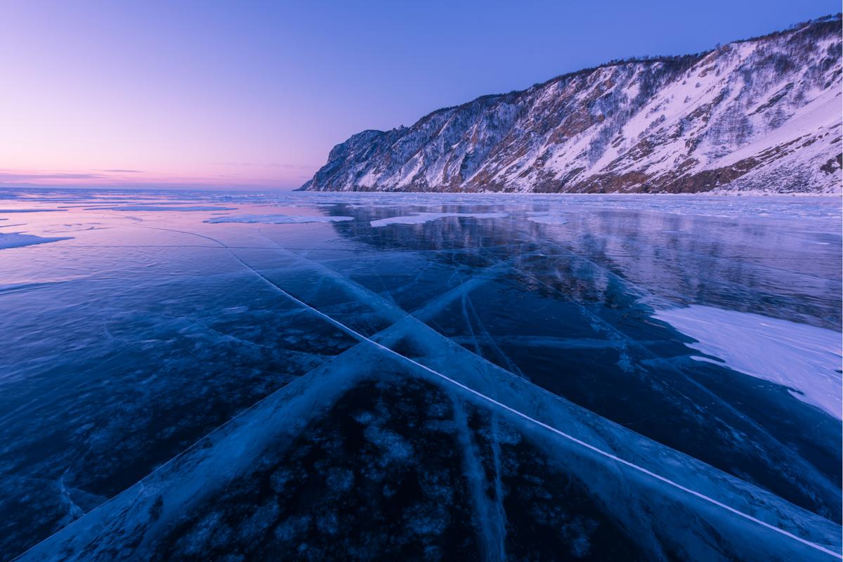 Замерзшее озеро Байкал