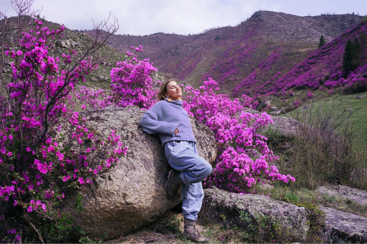 Туристка на Алтае весной