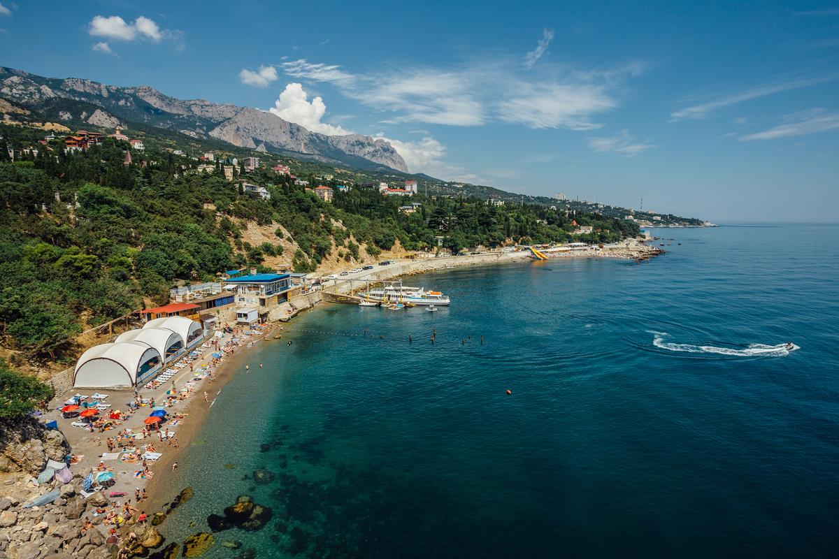 Пляж на Черном море в Крыму