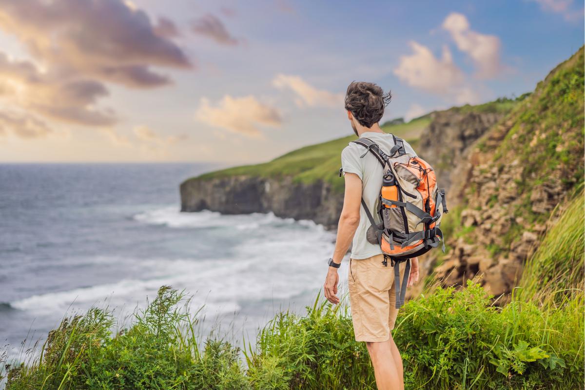 Турист в бухте Русская