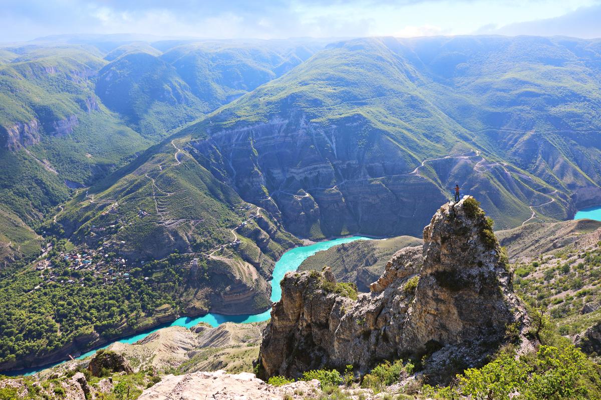 Человек на фоне Сулакского каньона