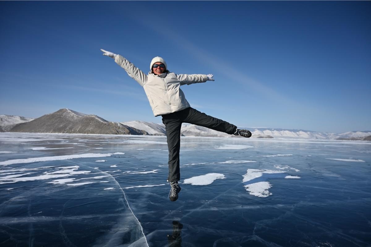 Туристка на озере Байкал