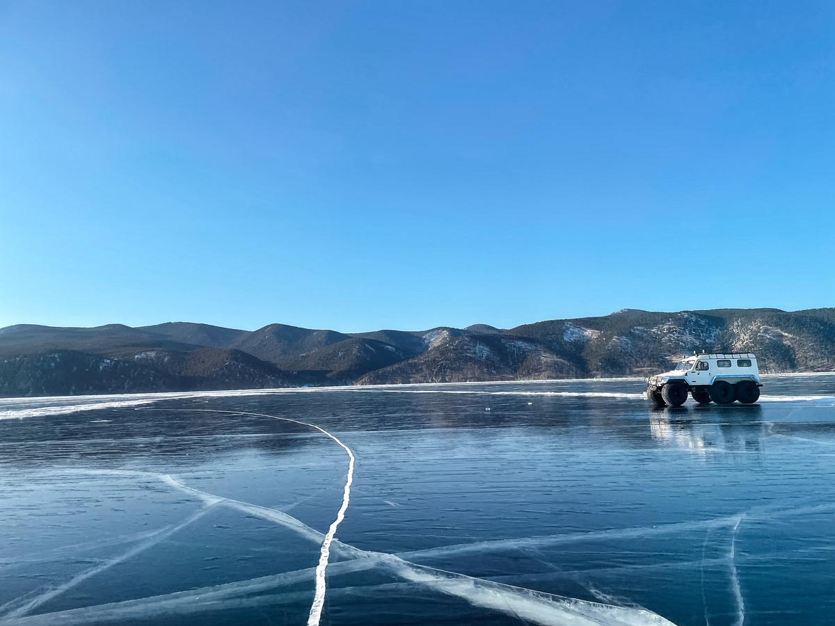 Вездеход на озере Байкал