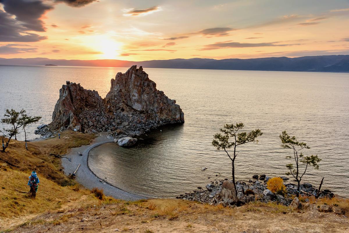 Скала Шаманка на Байкале
