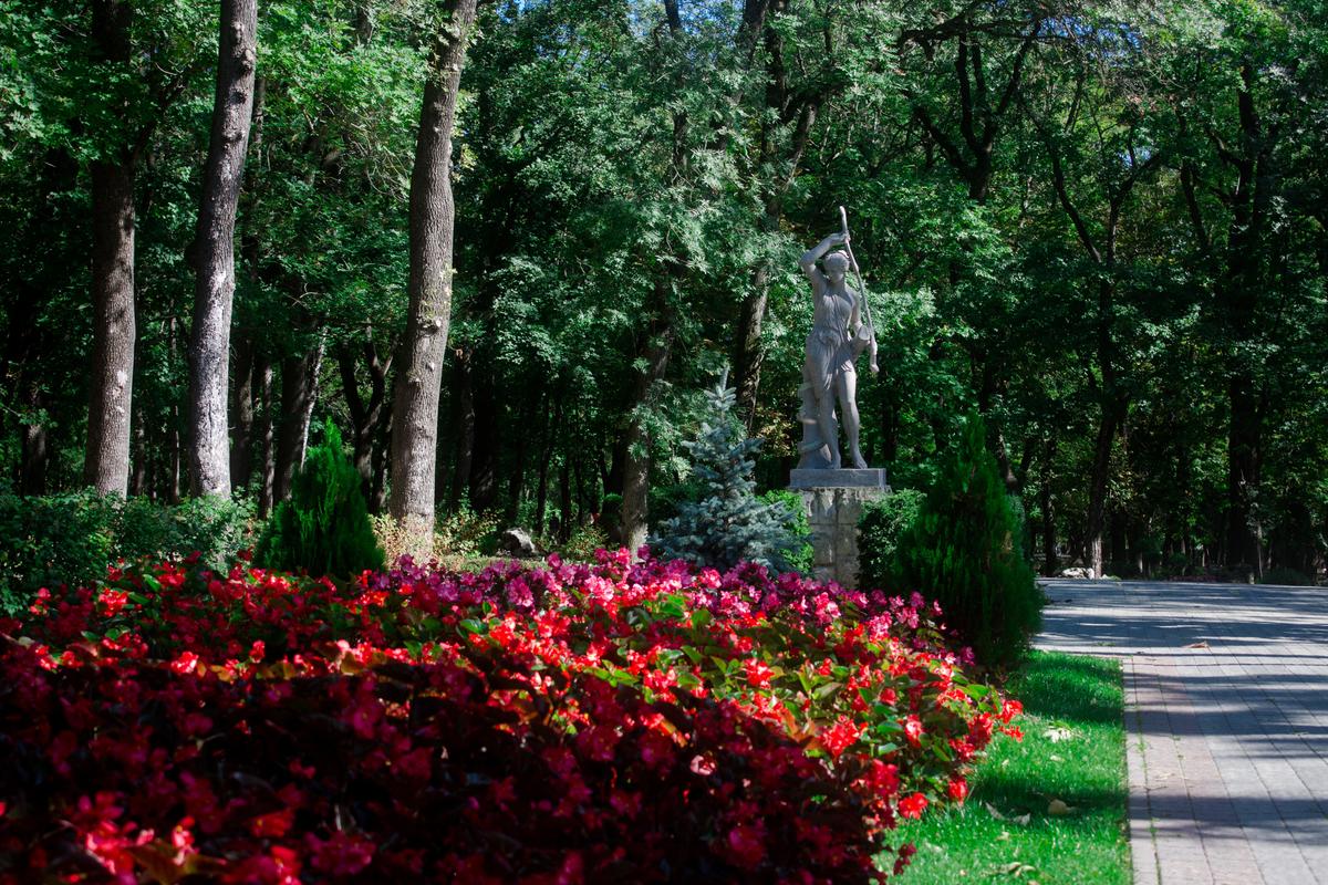 Скульптура в Ессентукском курортном парке