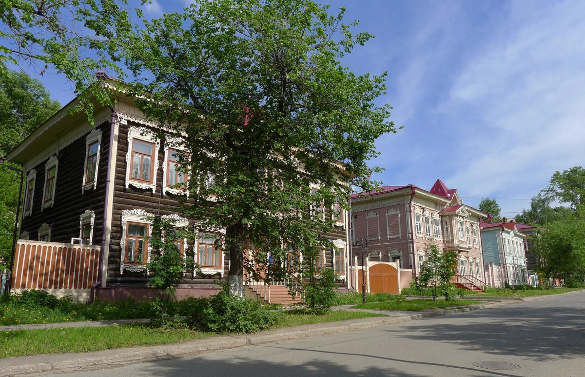 Вереница красивейших деревянных особняков с резной отделкой, Томск