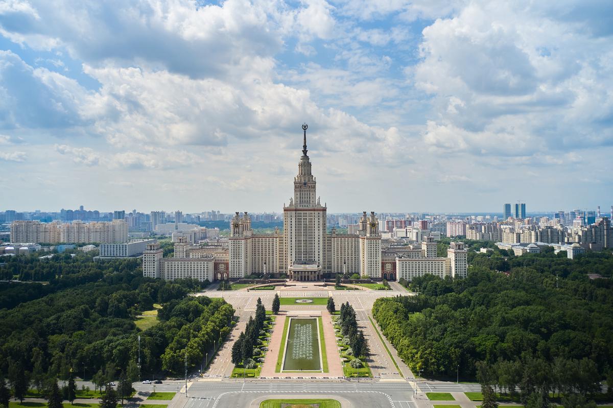 Панорамный вид на главное здание МГУ с Воробьевых гор