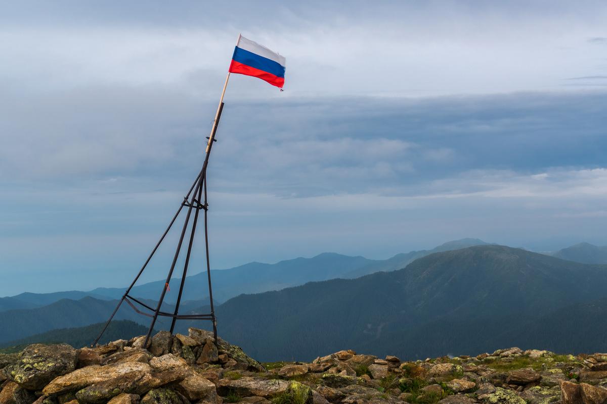 Треугольная башня с российским флагом на вершине Черского