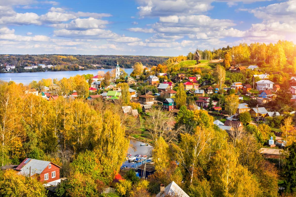 Вид на осенний пейзаж Плёса