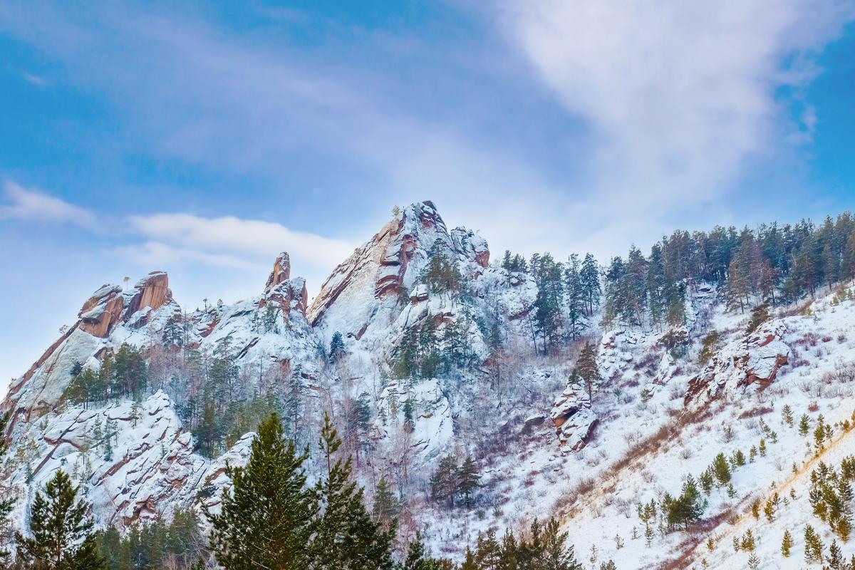 Зимний горный ландшафт в национальном природном парке «Красноярские Столбы»