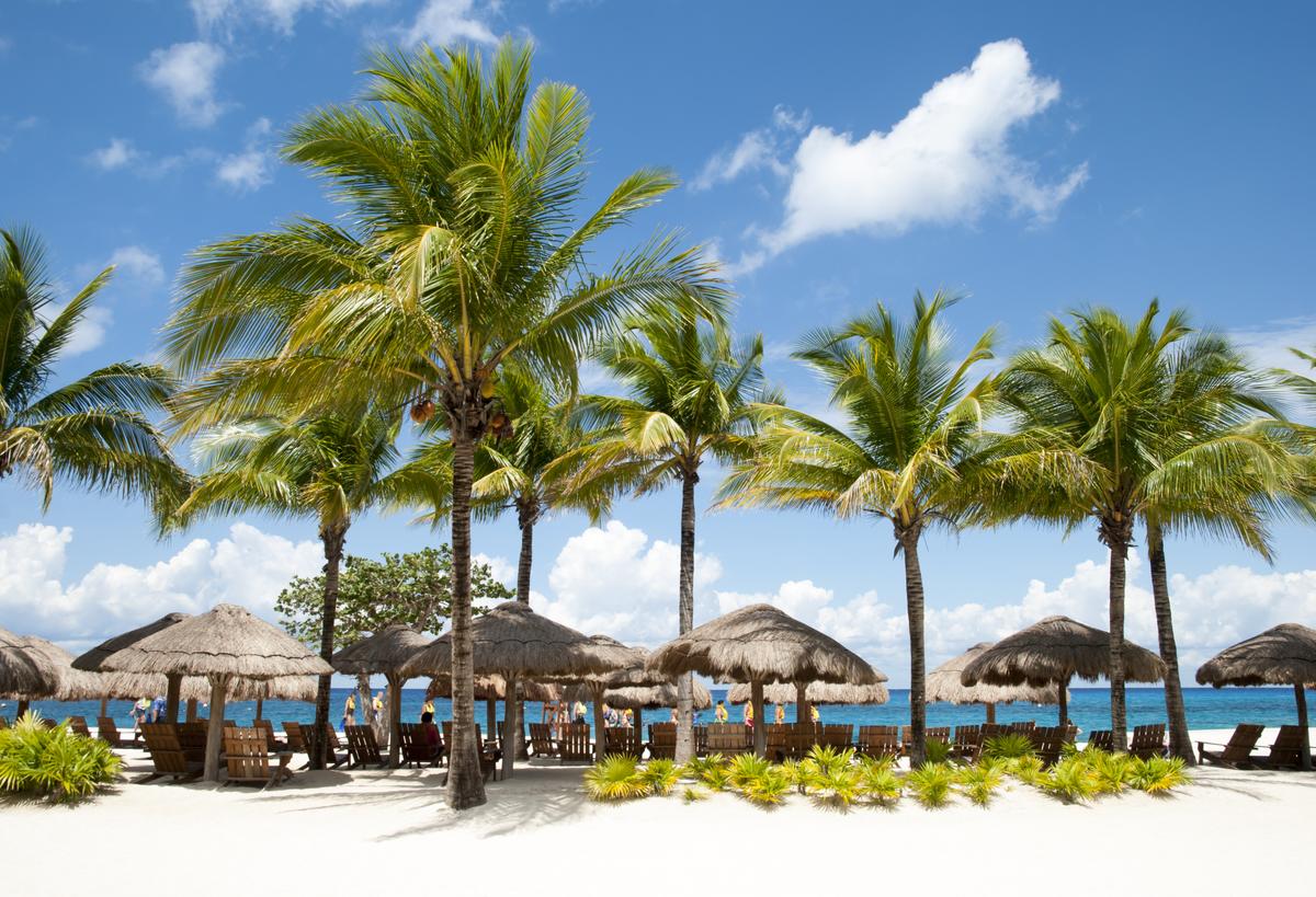 Пляж острова Косумель с зонтиками