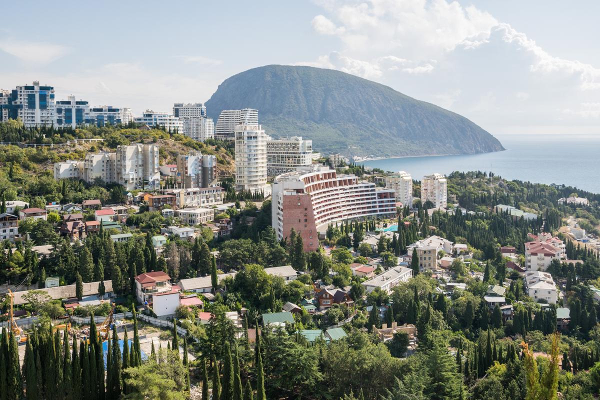 Гурзуф в Крыму на фоне горы Аю-Даг