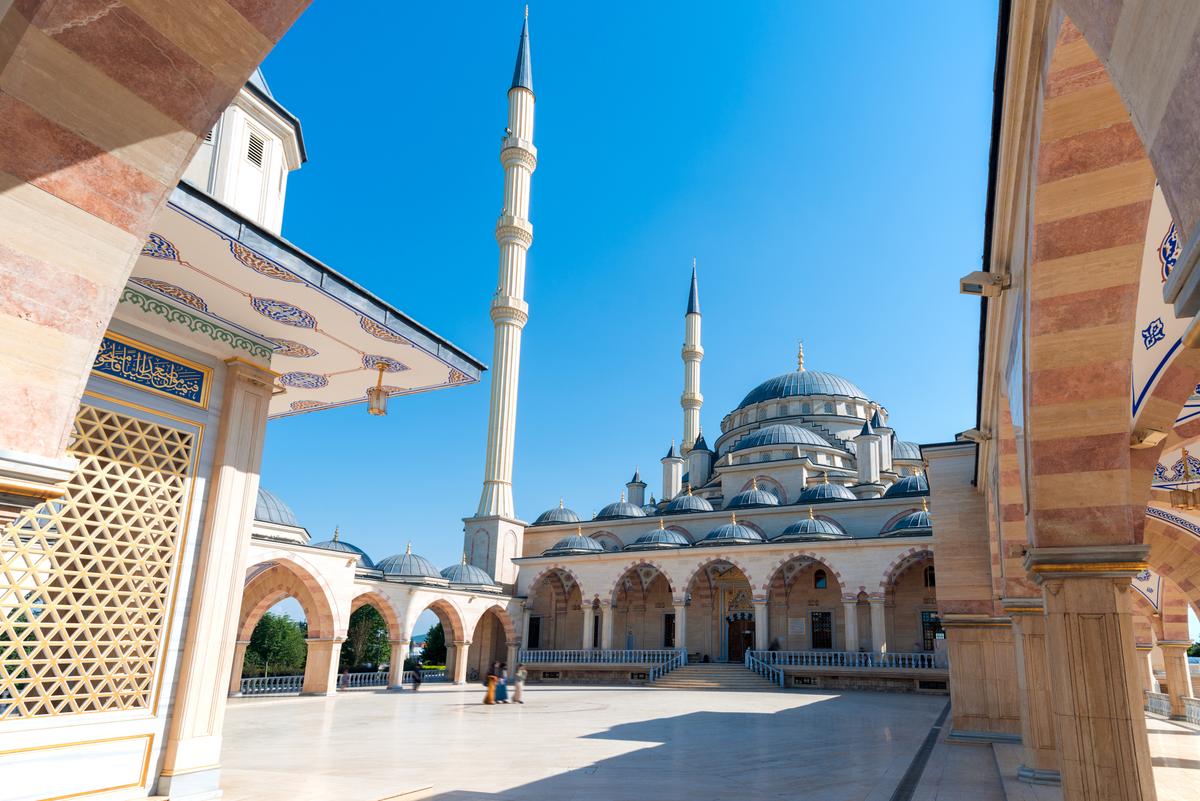 Вход в мечеть «Сердце Чечни»