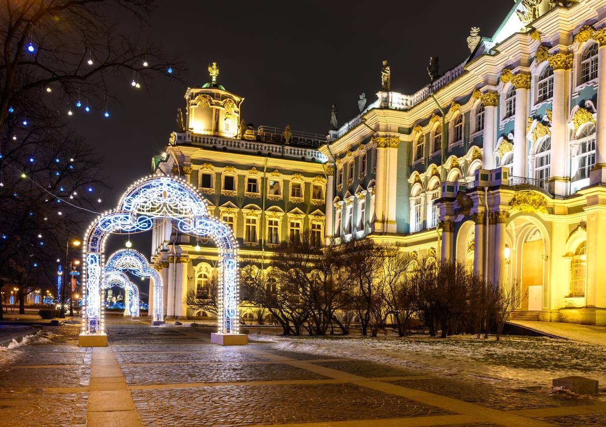 Новогодние арки у здания Эрмитажа