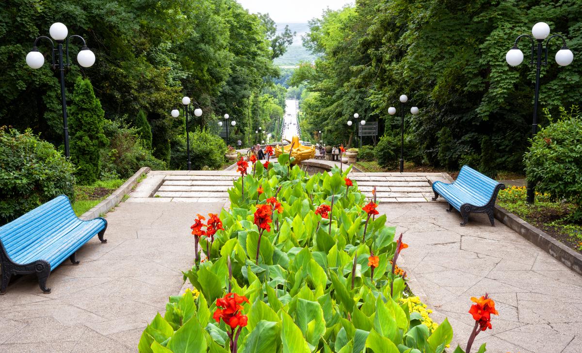 Каскадная лестница летом