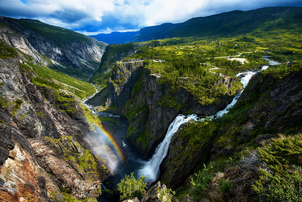 Красивый вид на водопад Вёрингсфоссен