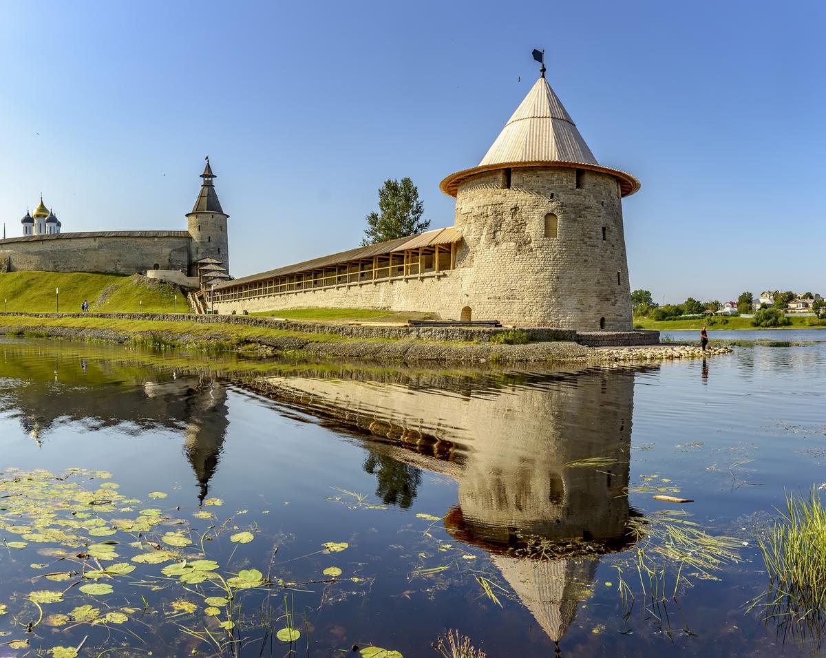 Псковский кремль отражается в водах реки