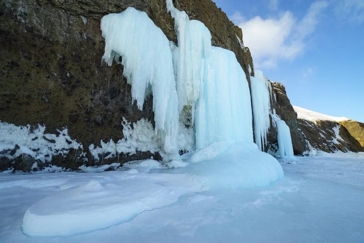 Застывший водопад в бухте Тихой