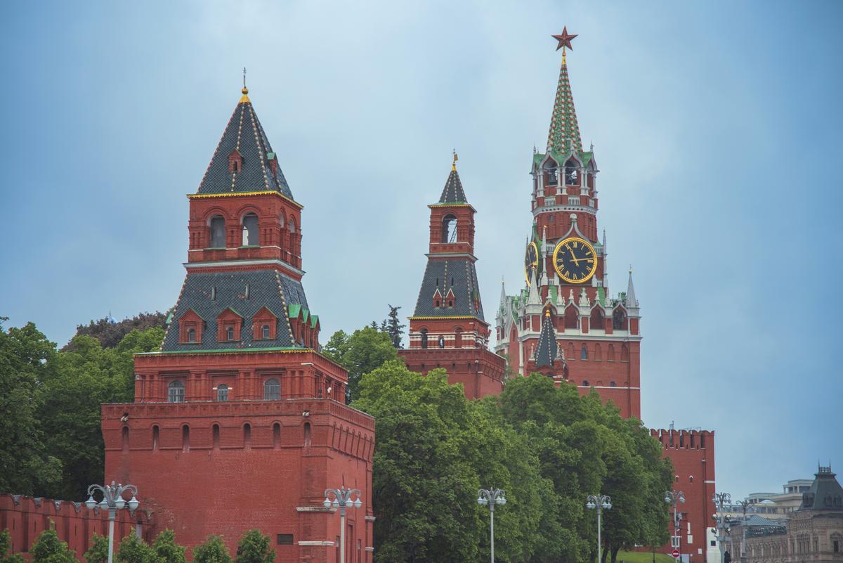 Крупный план Спасской башни и стен Кремля в Москве