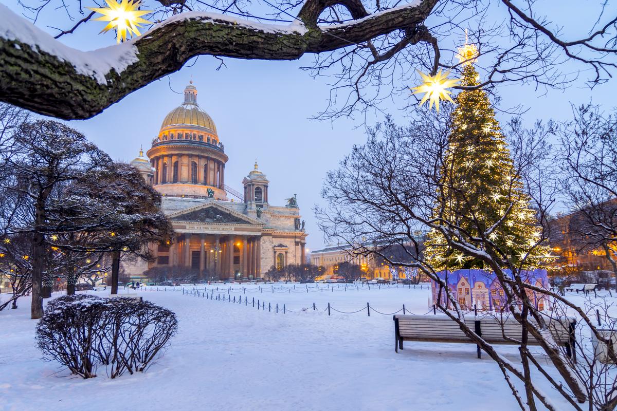 Исаакиевская площадь и собор в новогоднем убранстве
