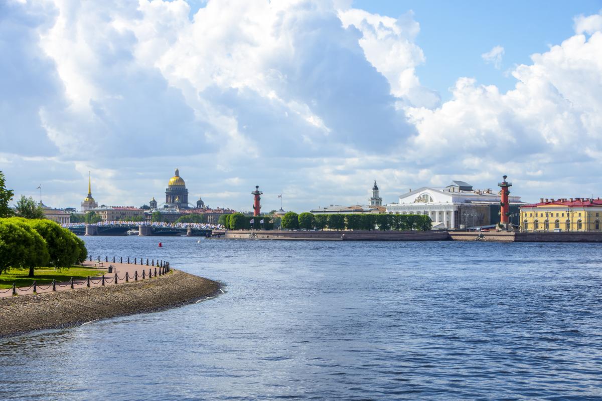 Вид на стрелку Васильевского острова и достопримечательности Санкт-Петербурга