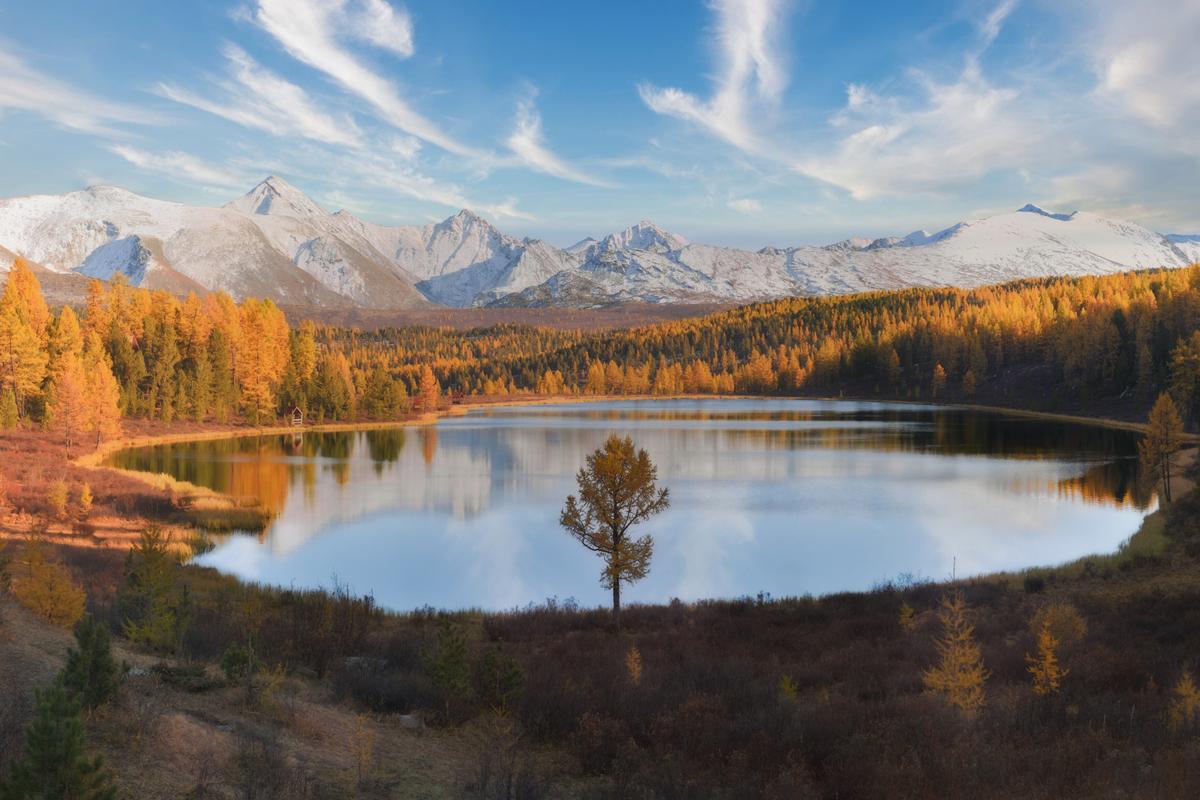 Осеннее горное озеро на Алтае