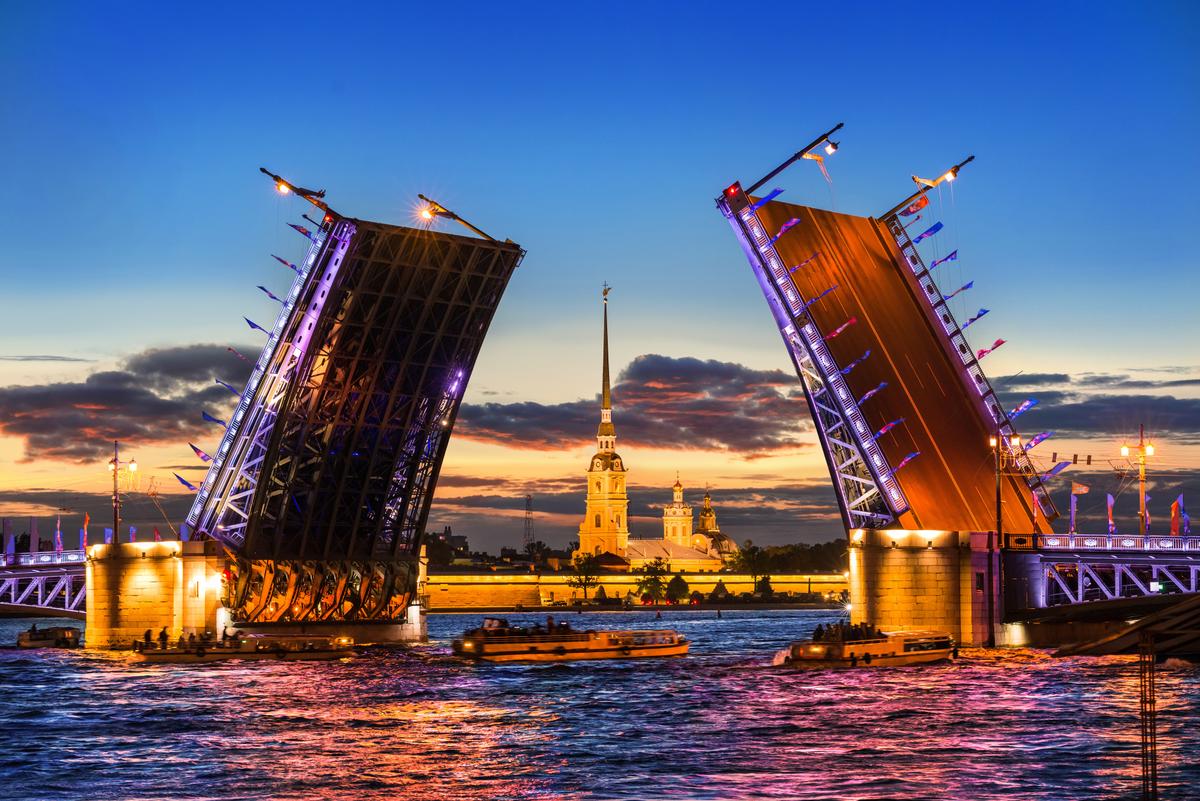 Дворцовый мост в Санкт-Петербурге