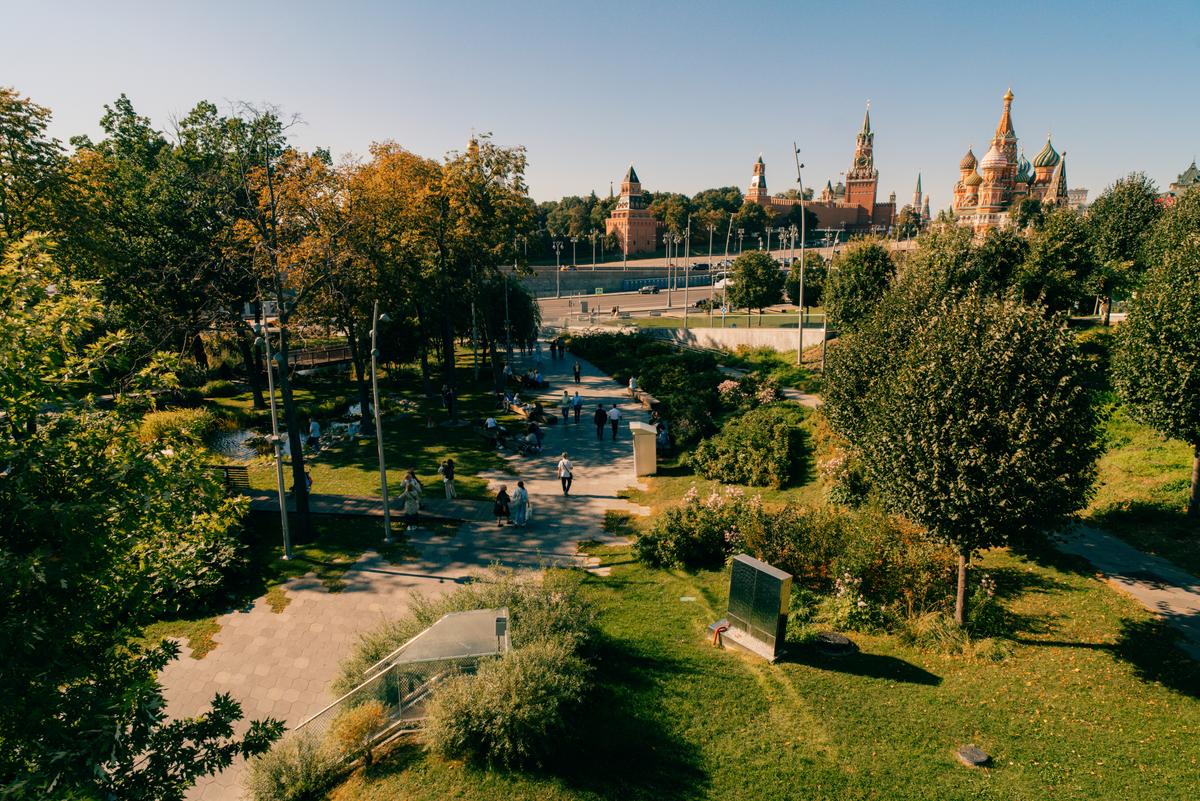 Зеленый пейзаж парка «Зарядье» с тихим отдыхом в самом сердце Москвы