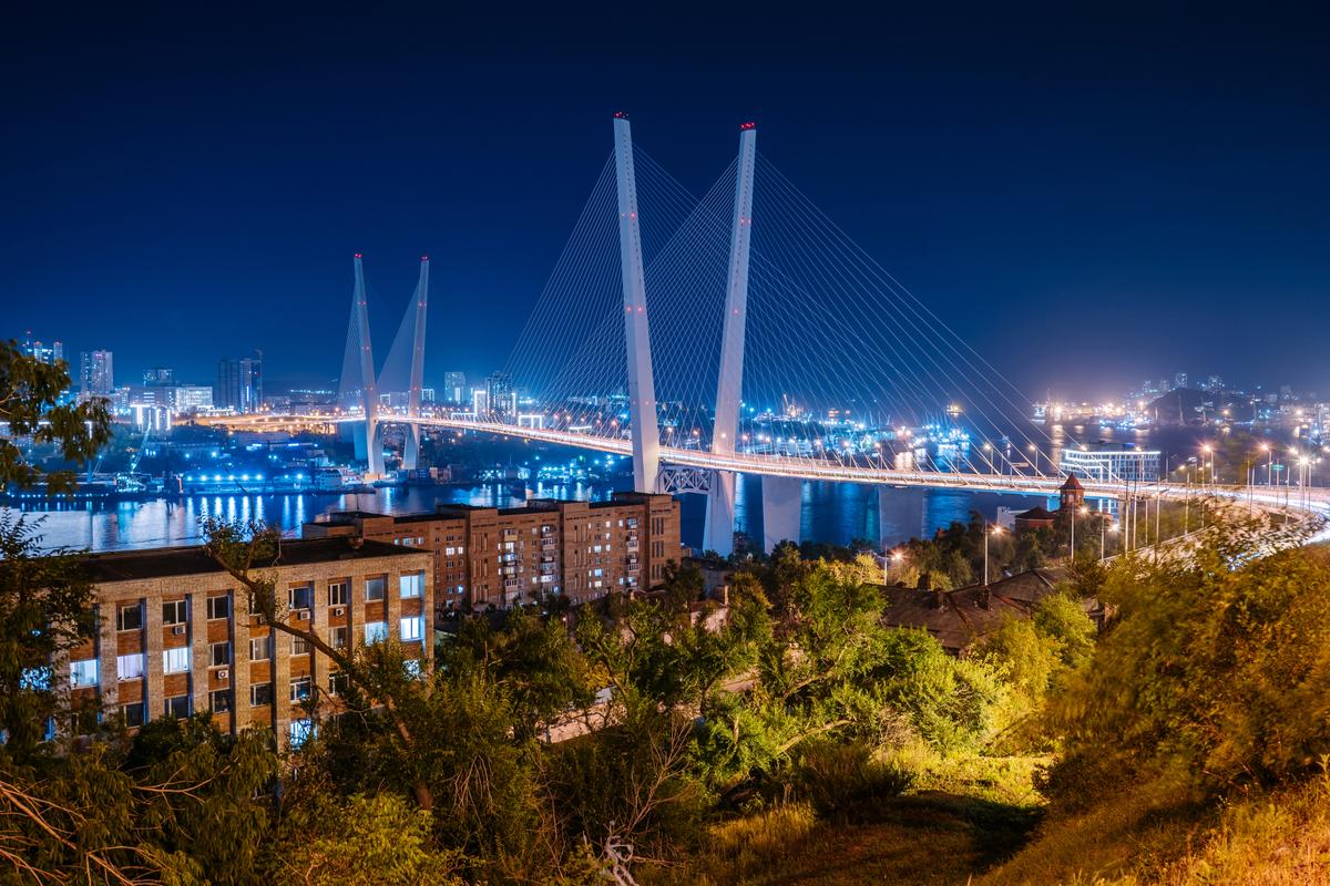 Светящийся Золотой мост освещает бухту Золотой Рог во Владивостоке