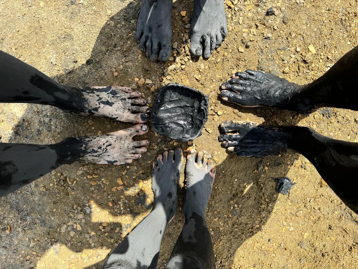 Лечебная черная грязь со дна соленого озера Тамбукан