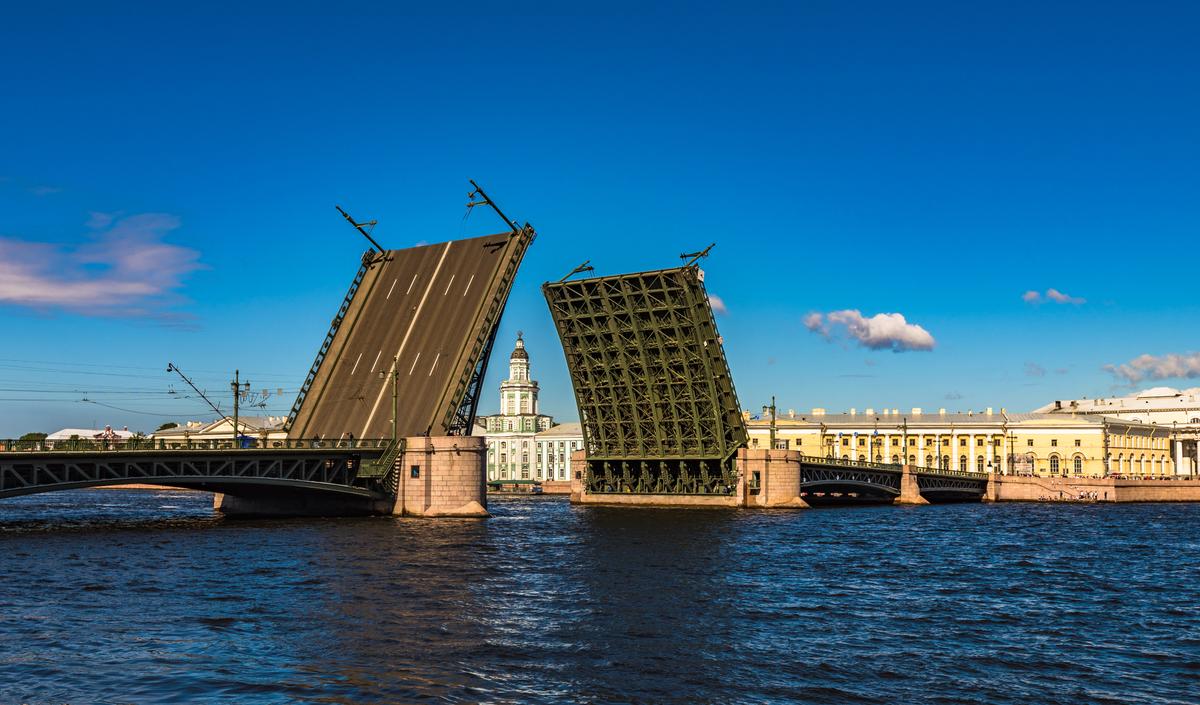 Поднятый Дворцовый мост в Санкт-Петербурге