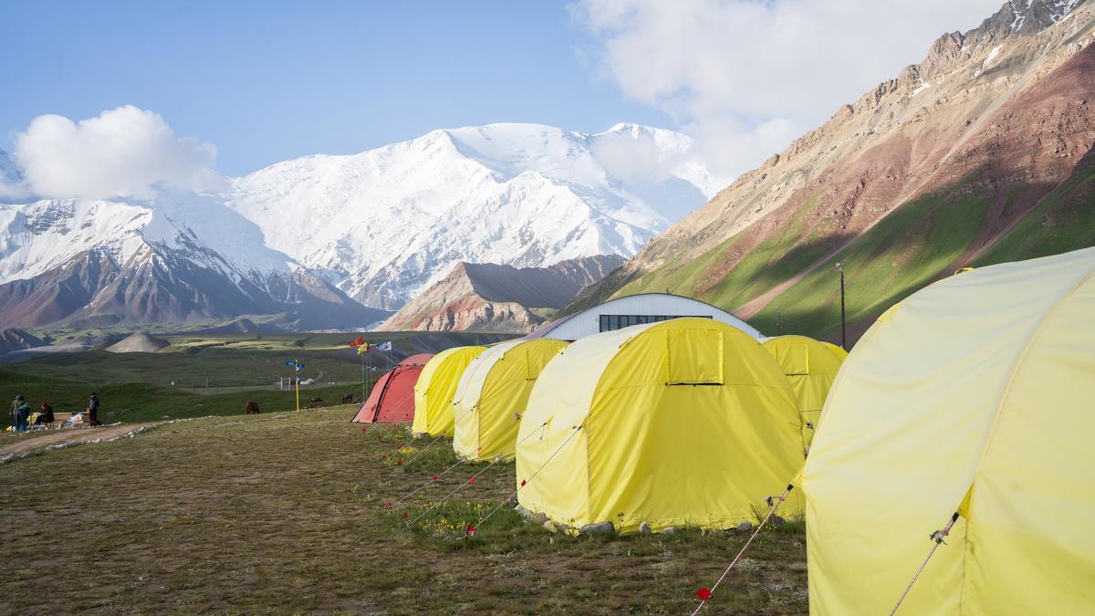 Вид на экспедиционный базовый лагерь в горах Памира