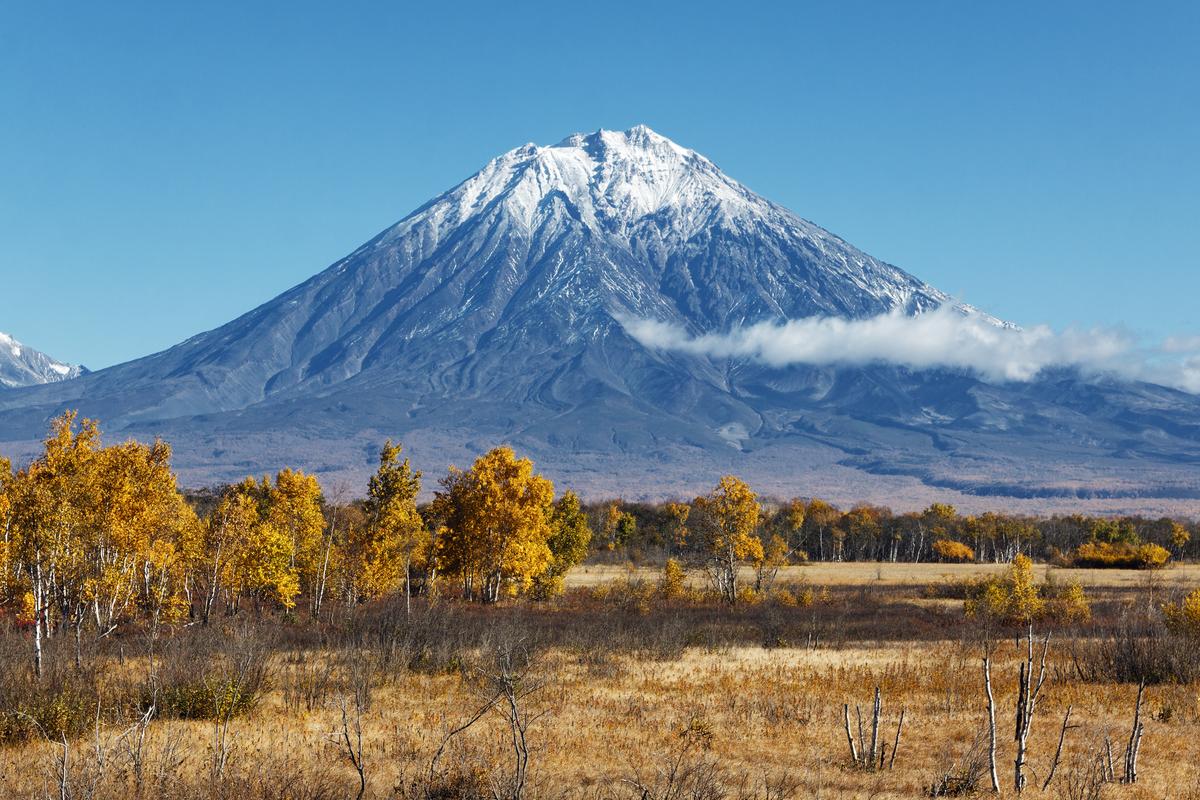 Осенняя панорама вулкана на Камчатке