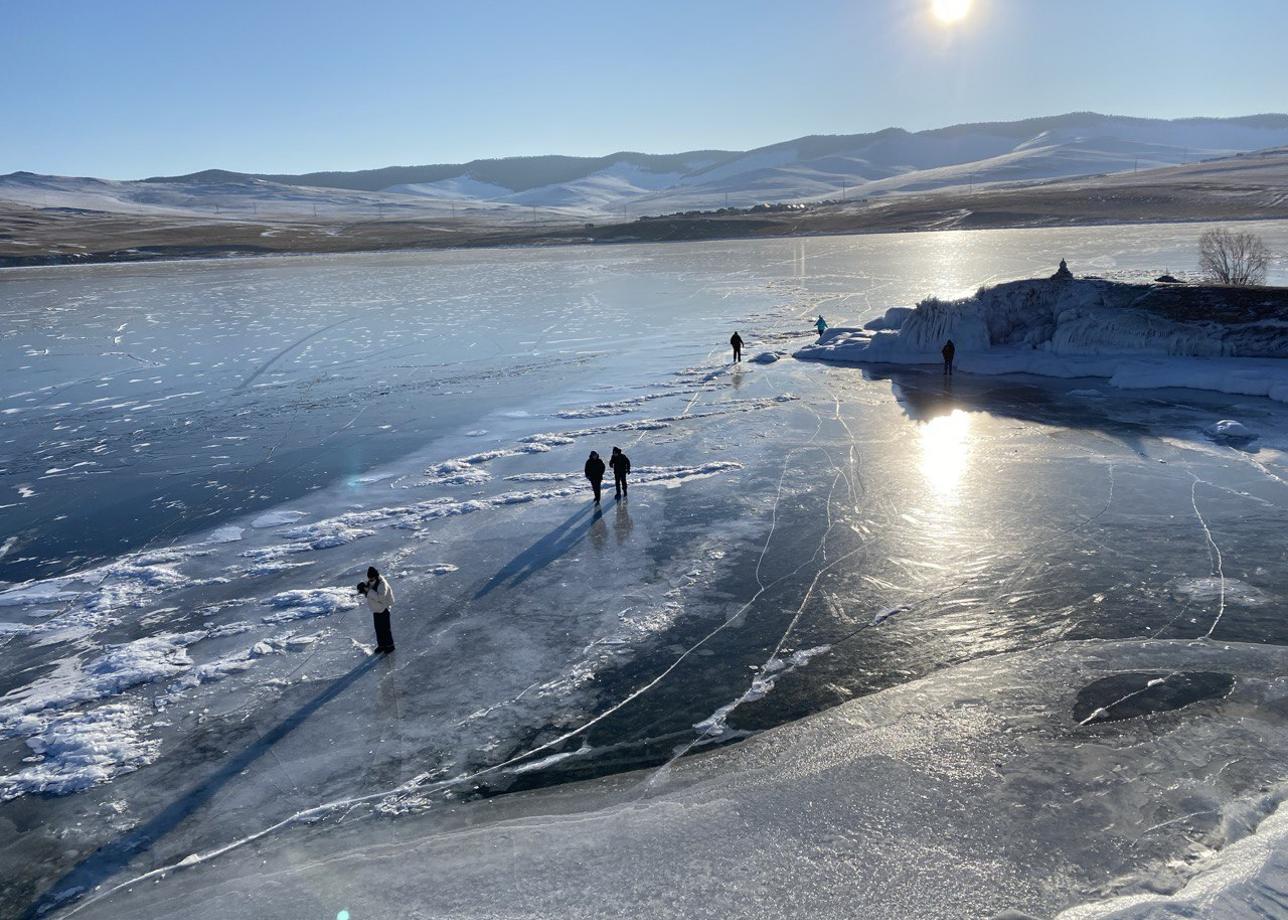 Отправились в это зимнее приключение всей семьей: двое взрослых и сыновья (7 и 9 лет). Сказать