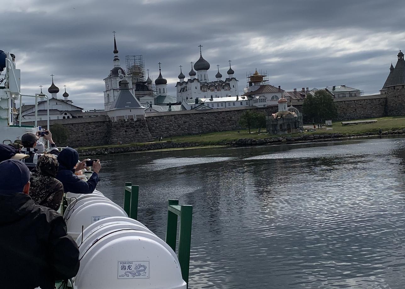 Все было на хорошем уровне. Автобусы, питание, размещение, организация, гиды.