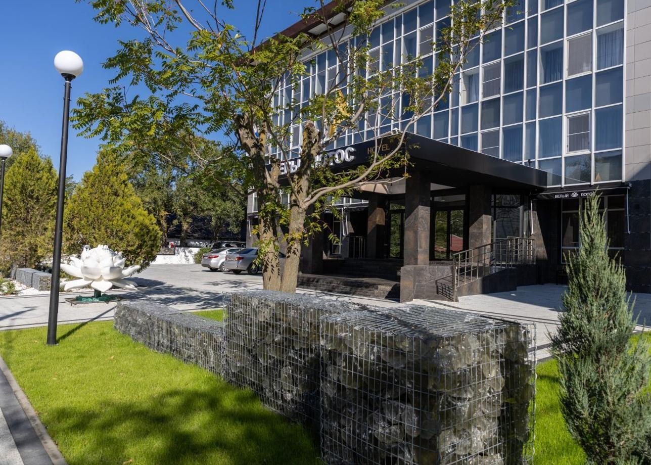 Отель «Белый Лотос»