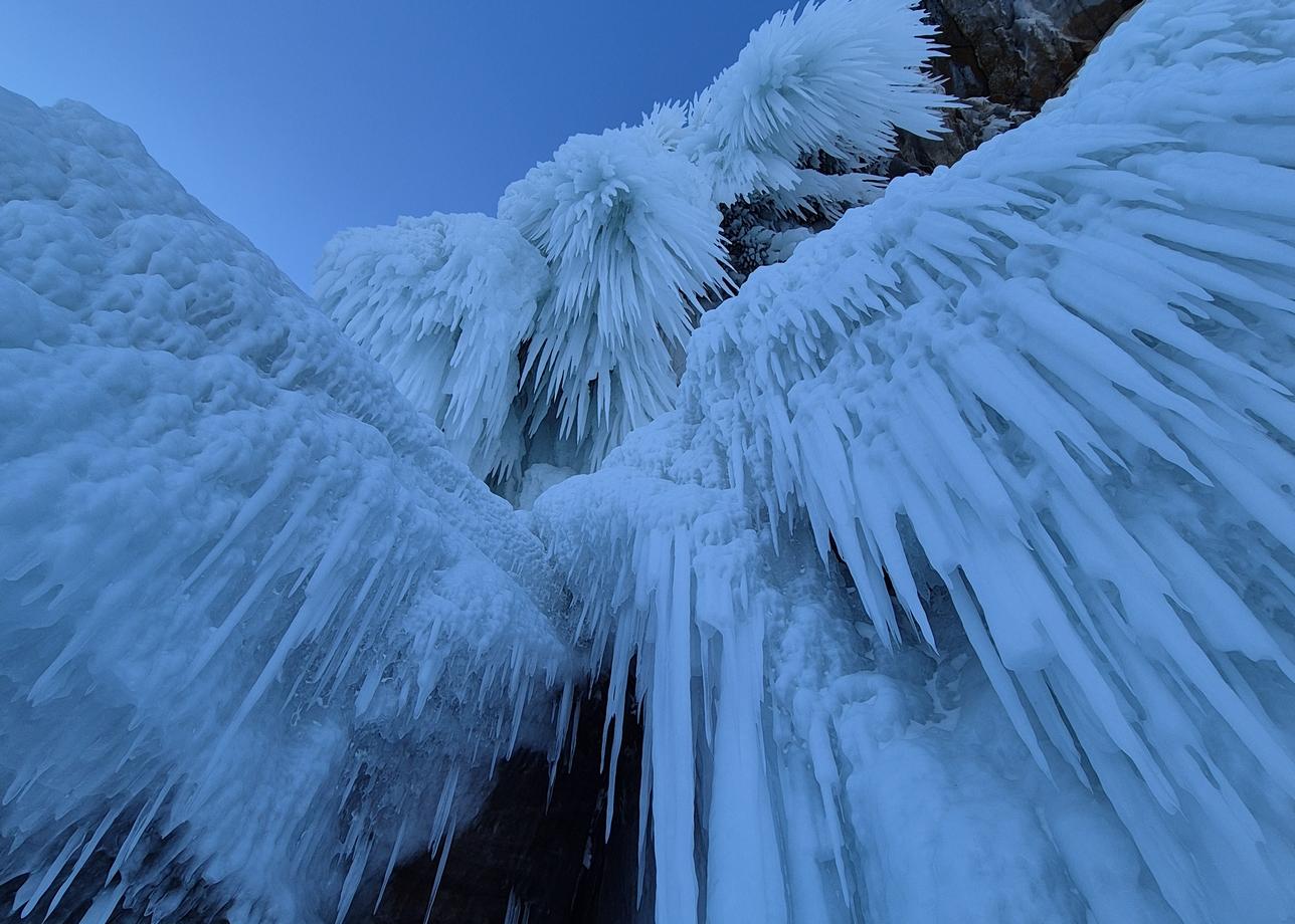 Сколько не смотреть фотографий и не слушать рассказов о Байкале, все равно величие природы поражает сразу.